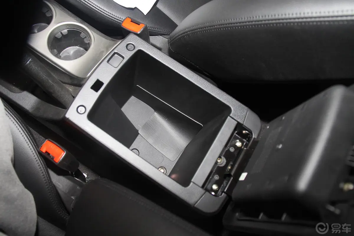 奥轩GX52.4L 自动 四驱 汽油 天窗版前排中央扶手箱空间