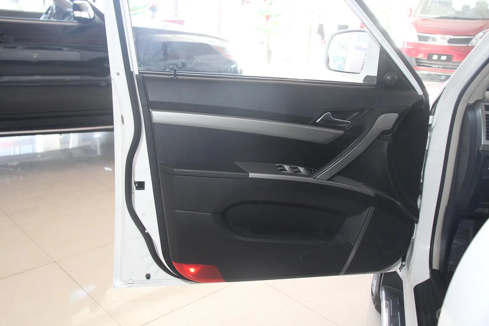 奥轩GX52.4L 自动 四驱 汽油 天窗版驾驶员侧车门内门板