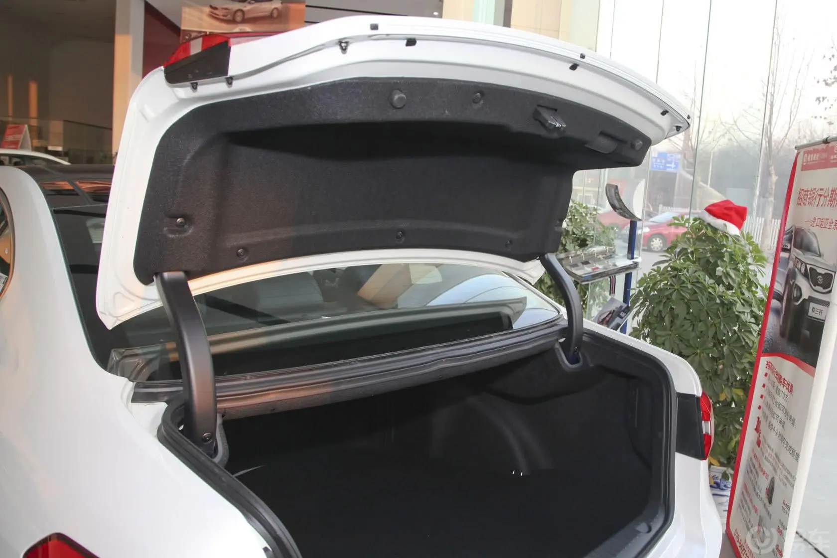 凯尊2.4L 手自一体 商务天窗版 京V行李厢开口范围