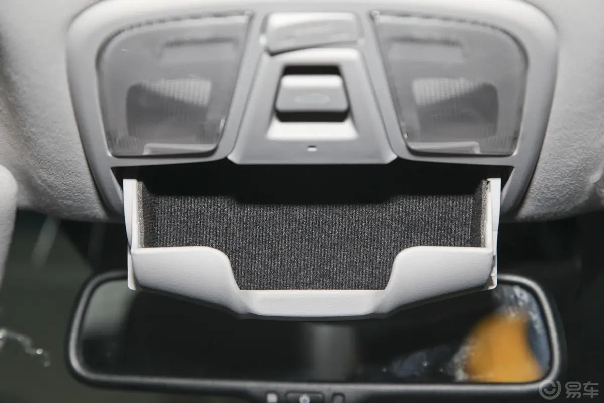 凯尊2.4L 手自一体 商务天窗版 京V前排车顶中央控制区