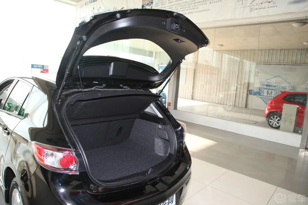 马自达3 星骋两厢 1.6L 自动 精英型行李厢开口范围