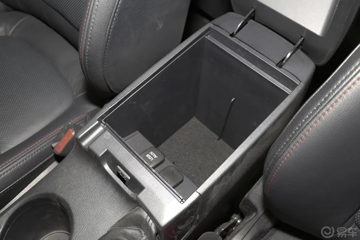 马自达CX-52.0L 自动 四驱 尊贵型前排中央扶手箱空间