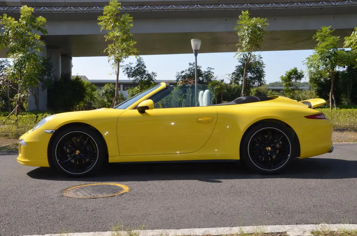 保时捷911Carrera 4 Cabriolet 3.4L正侧车头向左水平