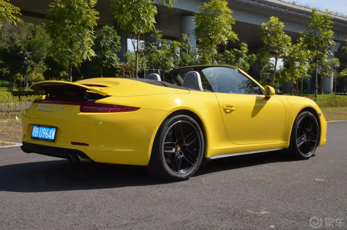 保时捷911Carrera 4 Cabriolet 3.4L侧后45度车头向右水平