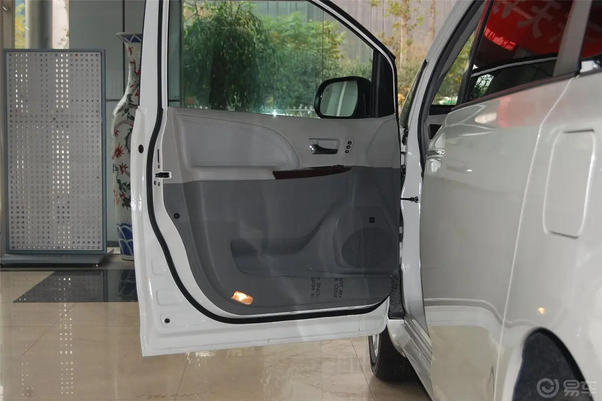 Sienna3.5L 自动 四驱 限量版驾驶员侧车门内门板