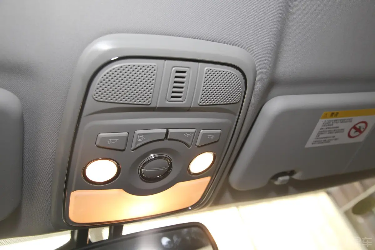 哈弗H6升级版 1.5T 手动 两驱 精英型前排车顶中央控制区