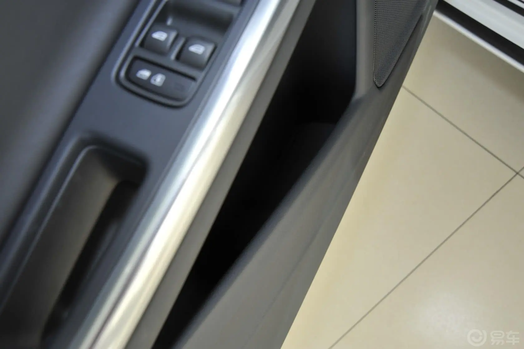 沃尔沃V60T6 AWD 个性运动版驾驶员门储物盒