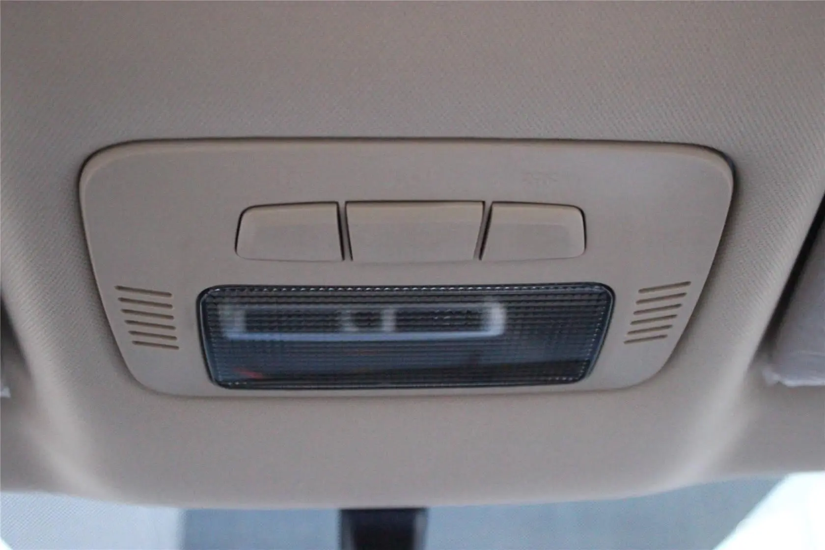 骏捷FSV1.5L 手动 华贵型前排车顶中央控制区
