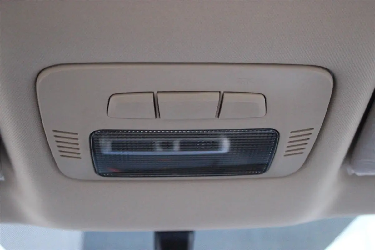 骏捷FSV1.5L 手动 华贵型前排车顶中央控制区