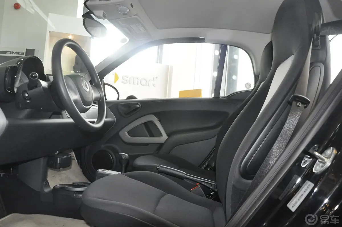 smart fortwo1.0L MHD 硬顶标准版前排空间