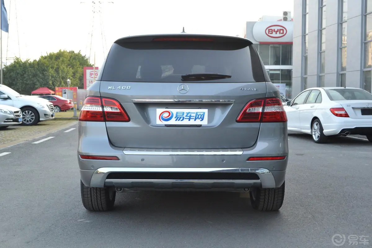 奔驰M级ML400 4MATIC 豪华型正后水平