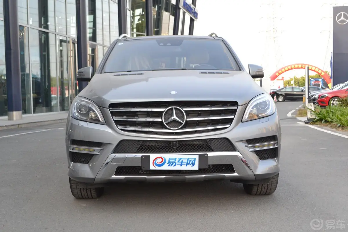 奔驰M级ML400 4MATIC 豪华型正前水平