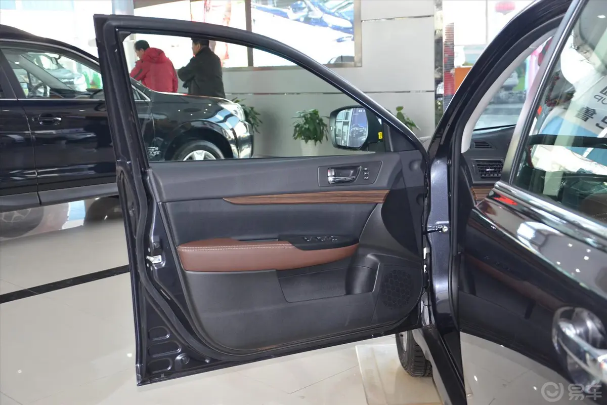 傲虎3.6R 豪华版驾驶员侧车门内门板