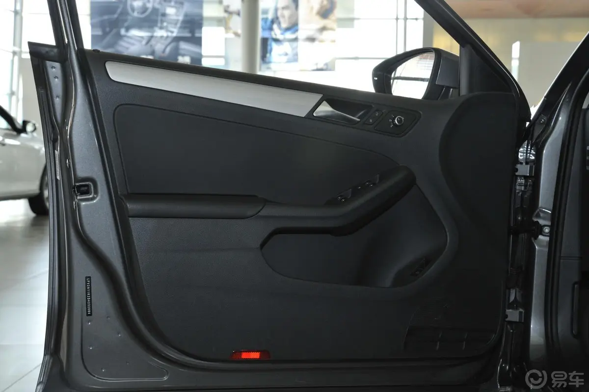 速腾1.6L 手动 时尚型驾驶员侧车门内门板