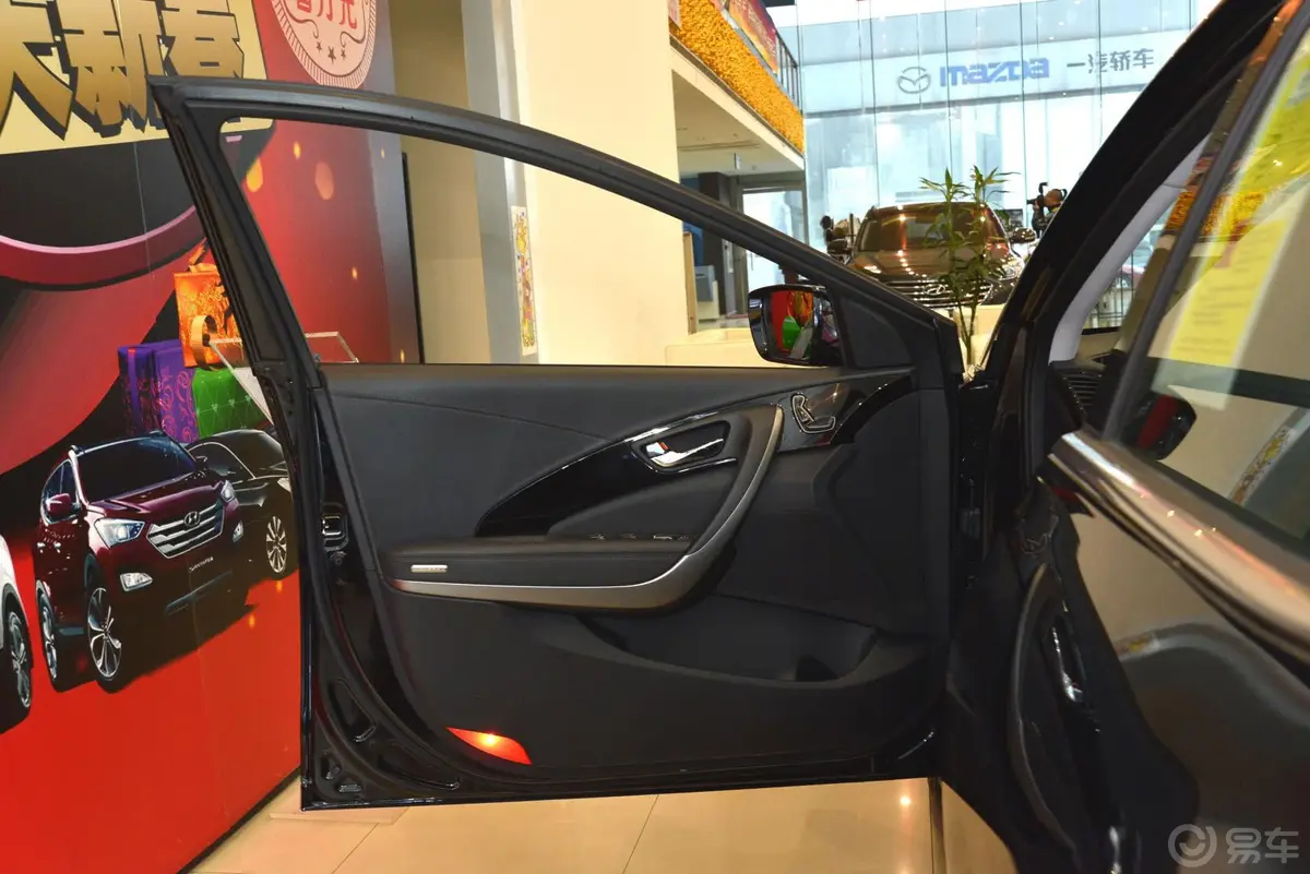 雅尊2.4L 自动 尊贵版驾驶员侧车门内门板
