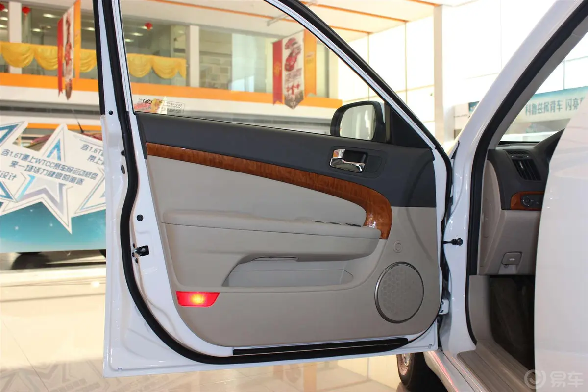 景程1.8L 手动 SE 舒适版驾驶员侧车门内门板