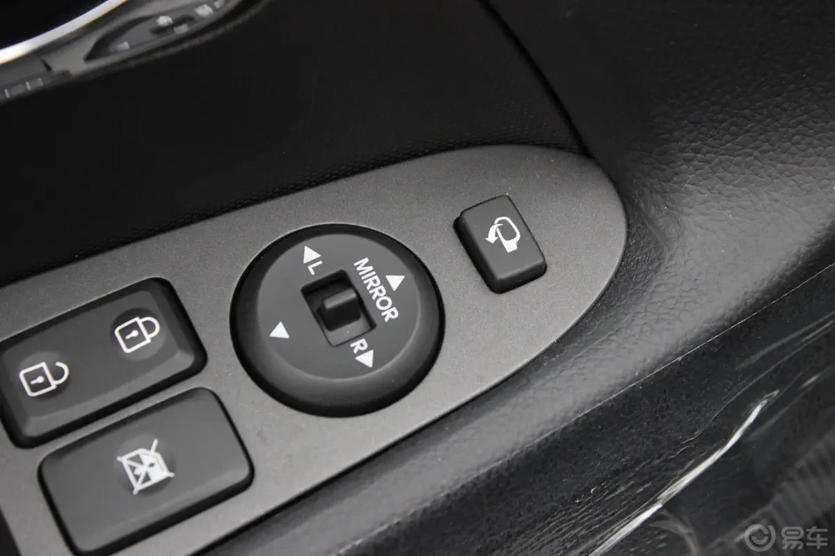 智跑2.0L 自动 两驱 Premium外后视镜控制键
