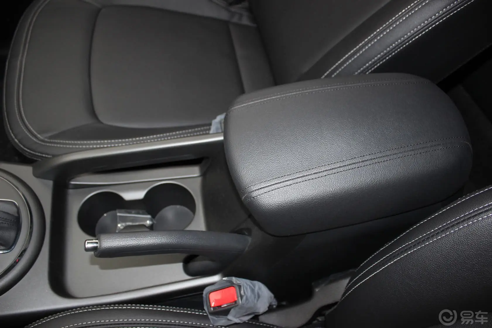 智跑2.0L 自动 两驱 Premium前排中央扶手箱