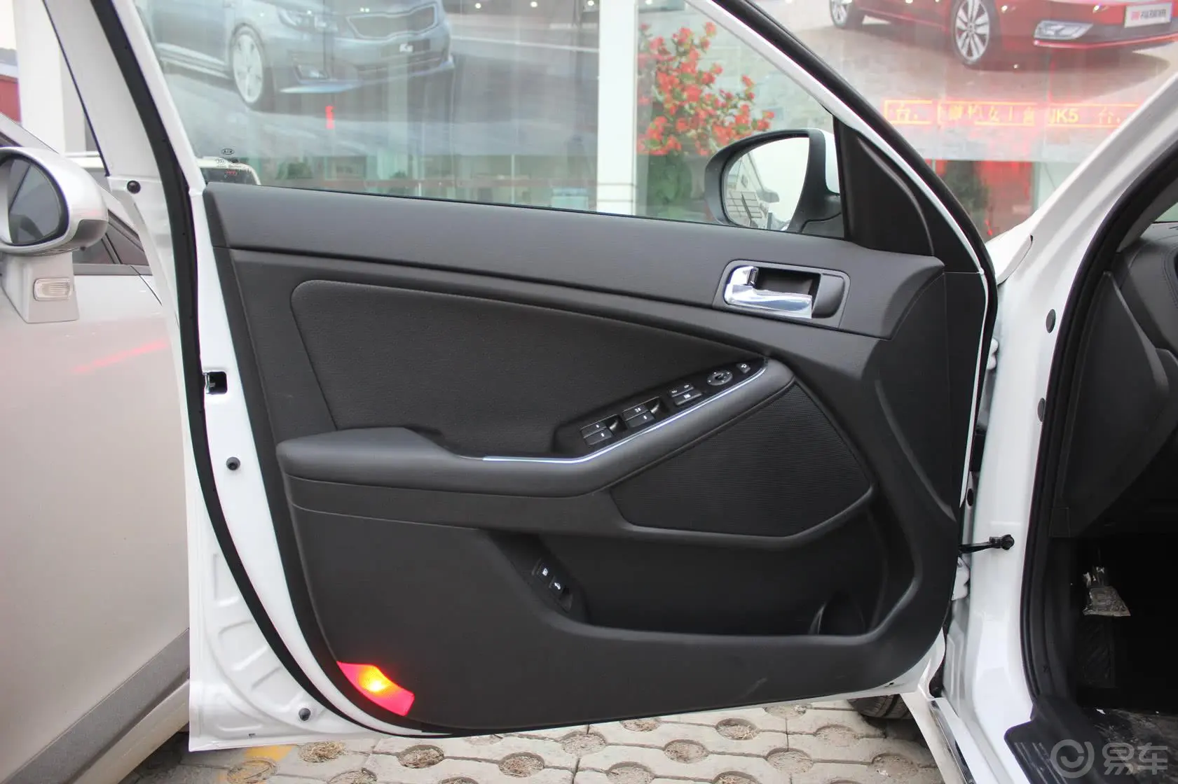 起亚K52.0L 自动 LUX驾驶员侧车门内门板