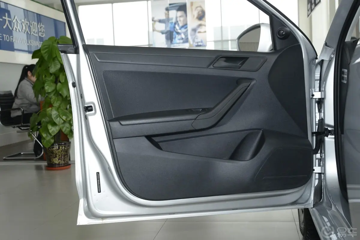 捷达1.4L 手动时尚型驾驶员侧车门内门板