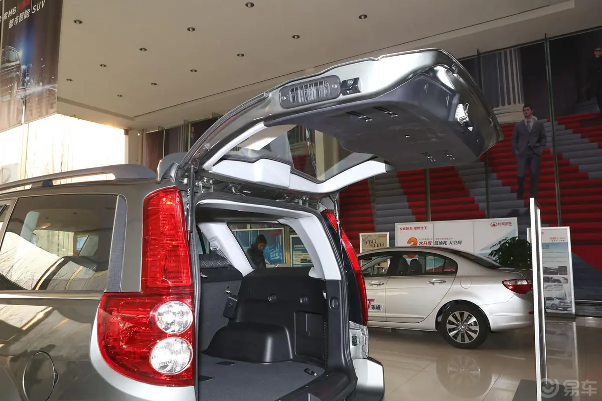 哈弗H5经典智尊版 2.4L 手动 四驱 舒适型 汽油版行李厢开口范围