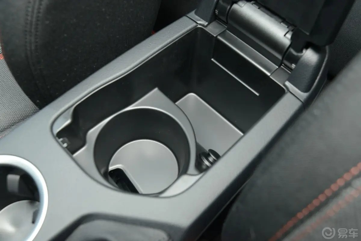 宝马X1sDrive18i 运动设计套装前排中央扶手箱空间