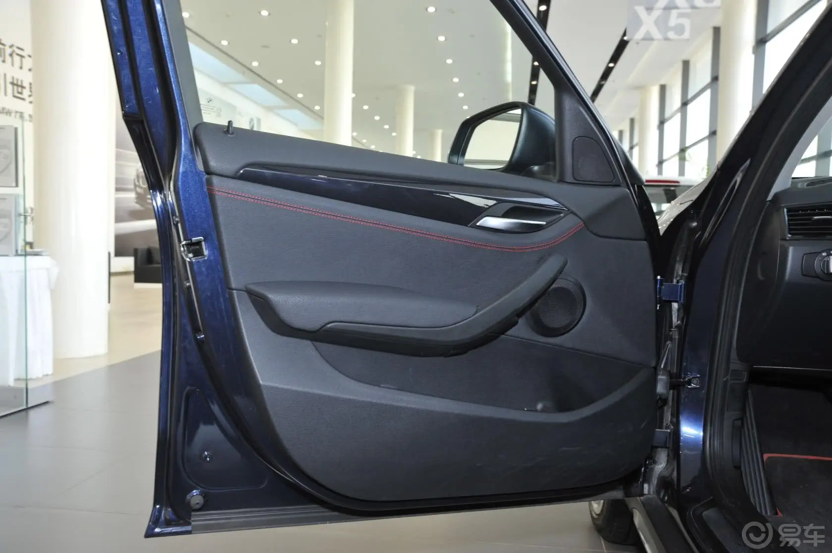 宝马X1sDrive20i 运动设计套装驾驶员侧车门内门板