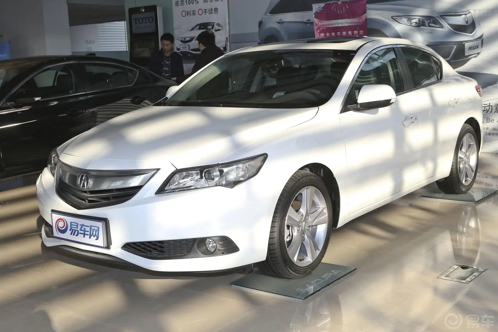 讴歌ILX2.0L 精锐版侧前45度车头向左水平