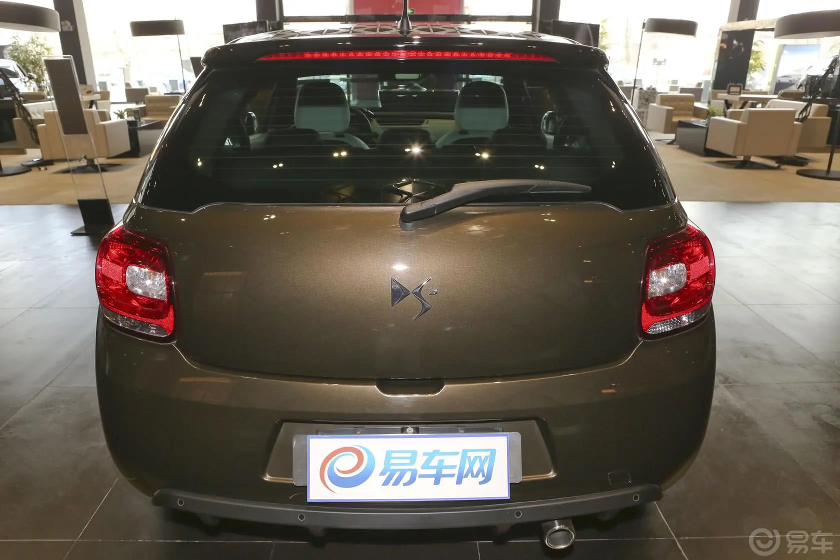 DS 31.6L 手自一体 至尊敞篷版正后水平