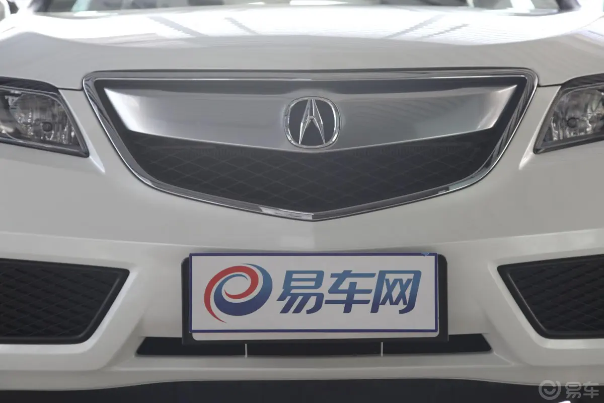 讴歌RDX(进口)3.0L 精英版前格栅侧俯拍