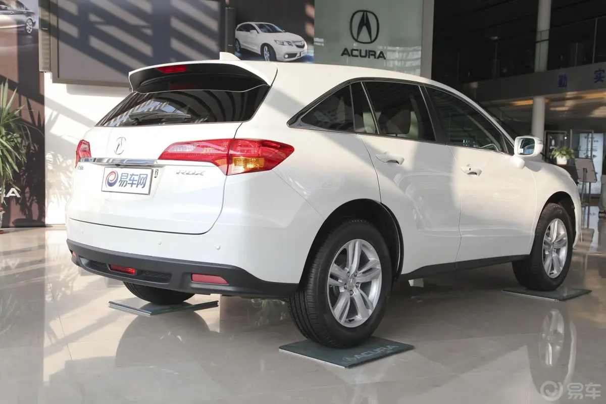 讴歌RDX(进口)3.0L 精英版侧后45度车头向右水平