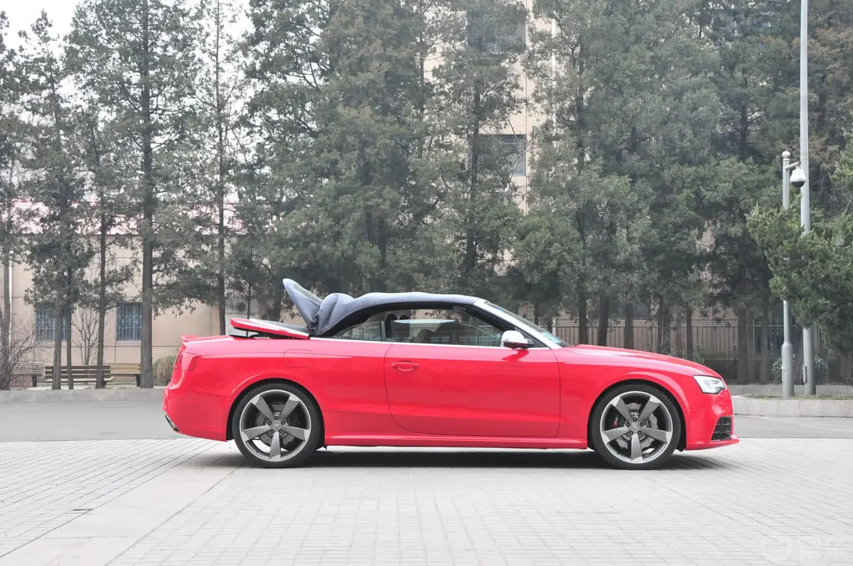 奥迪RS 54.2L 双离合 quattro Cabriolet外观