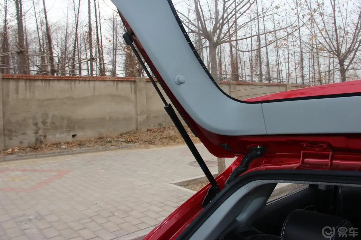 V6菱仕Turbo 1.5T MT 智控版行李厢支撑杆