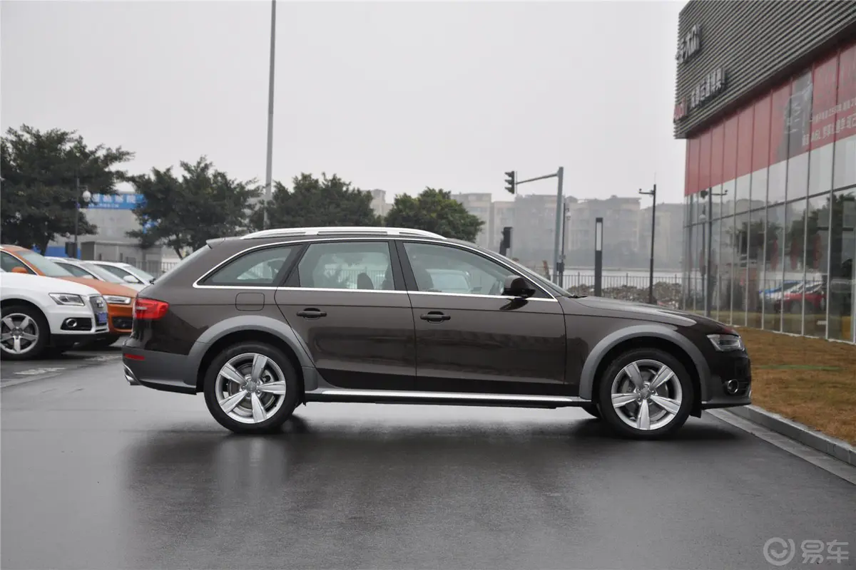 奥迪A4(进口)40TFSI allroad quattro正侧车头向右水平