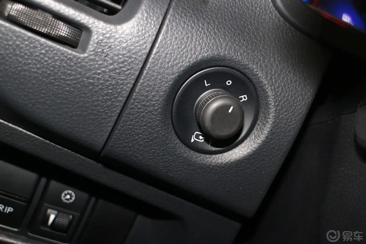 优6 SUV1.8T 台湾版外后视镜控制键
