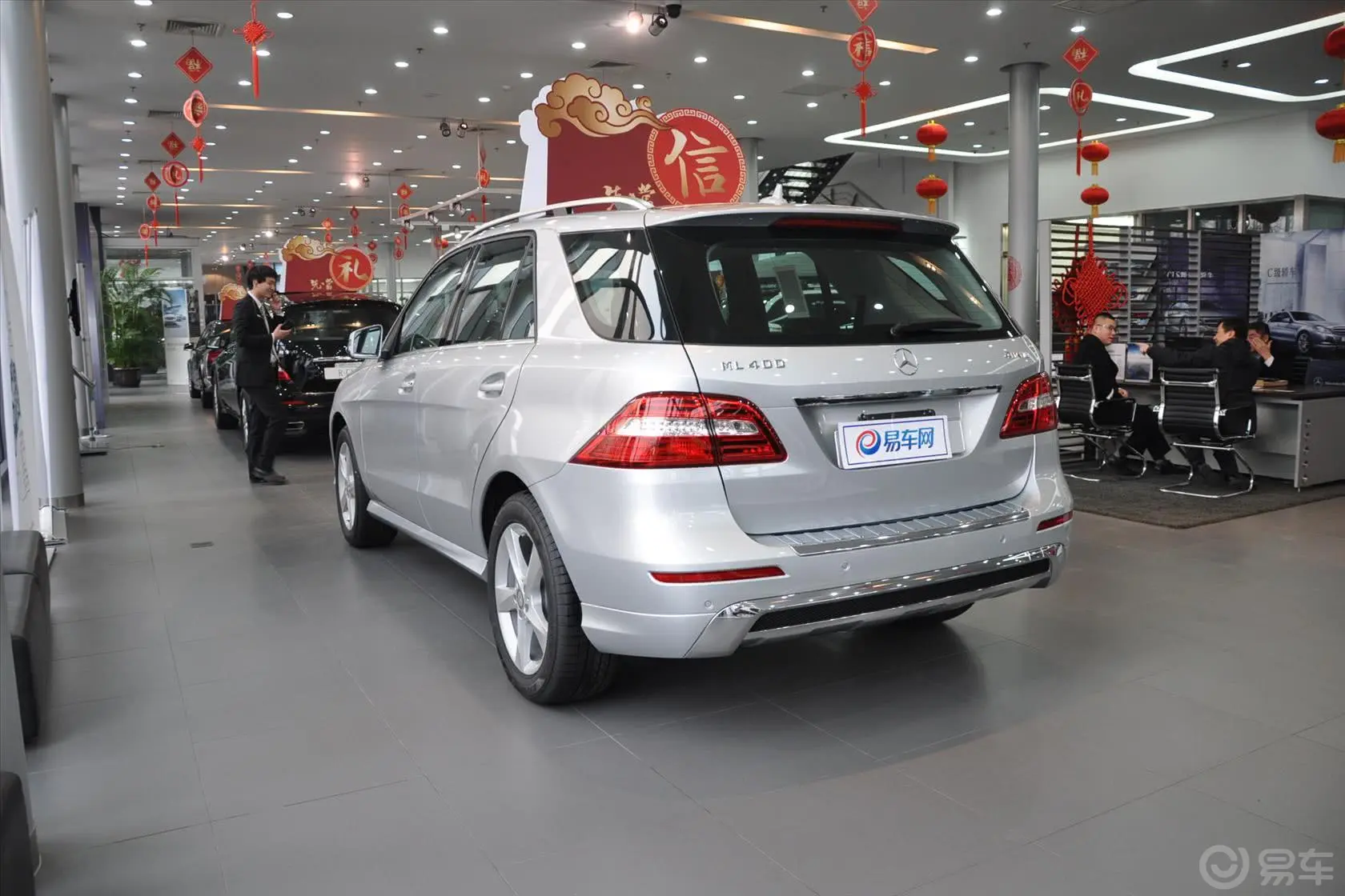 奔驰M级ML400 4MATIC 动感型侧后45度车头向左水平