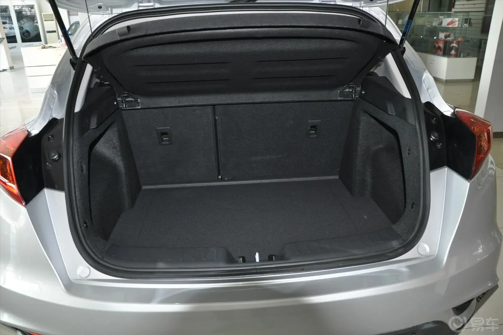 逸动XT1.6L 自动 俊酷型 国4行李箱空间
