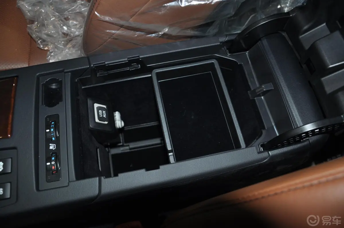 雷克萨斯RX450h 尊享版前排中央扶手箱空间