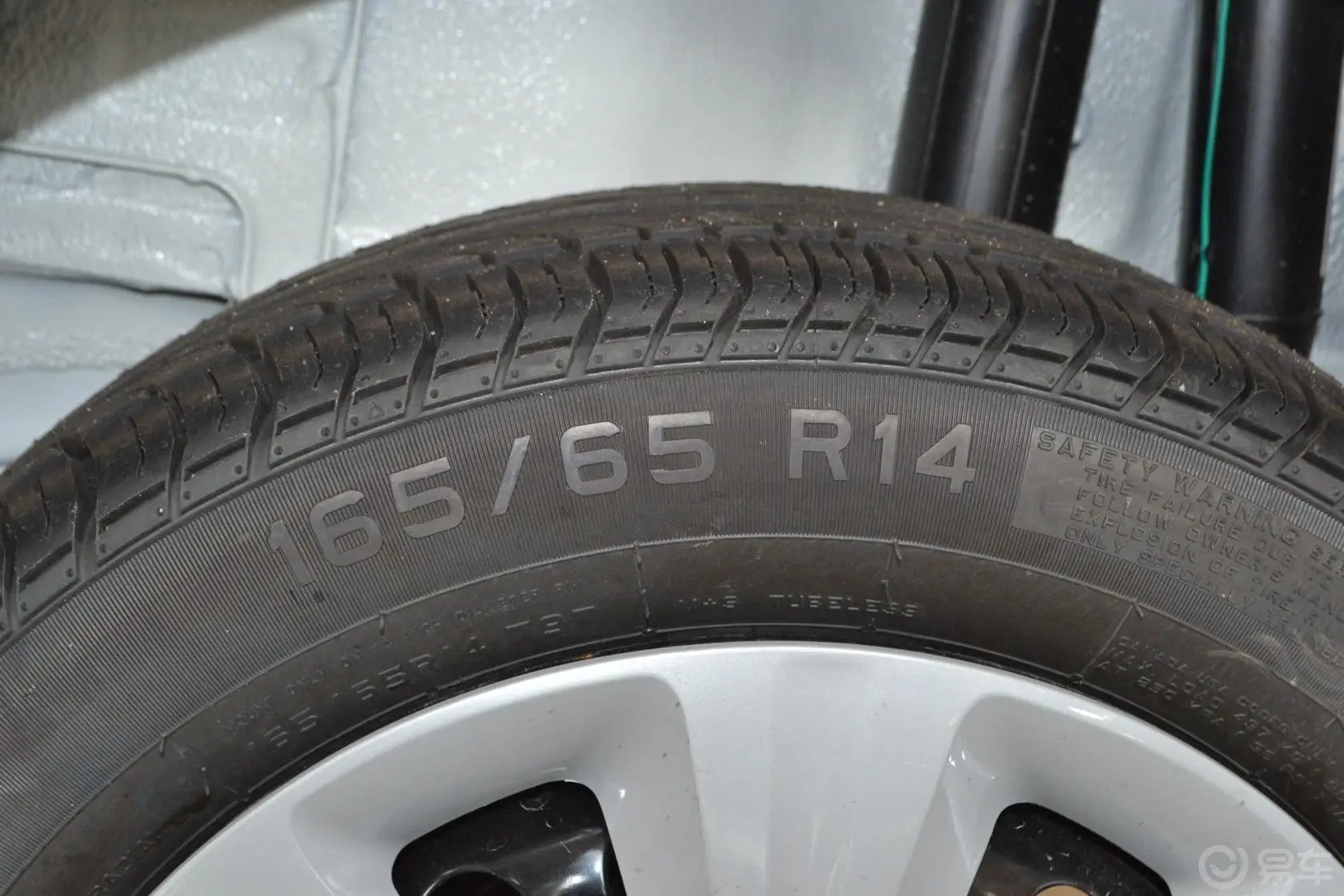 悦悦1.0L 手动 国际版 舒适型轮胎规格