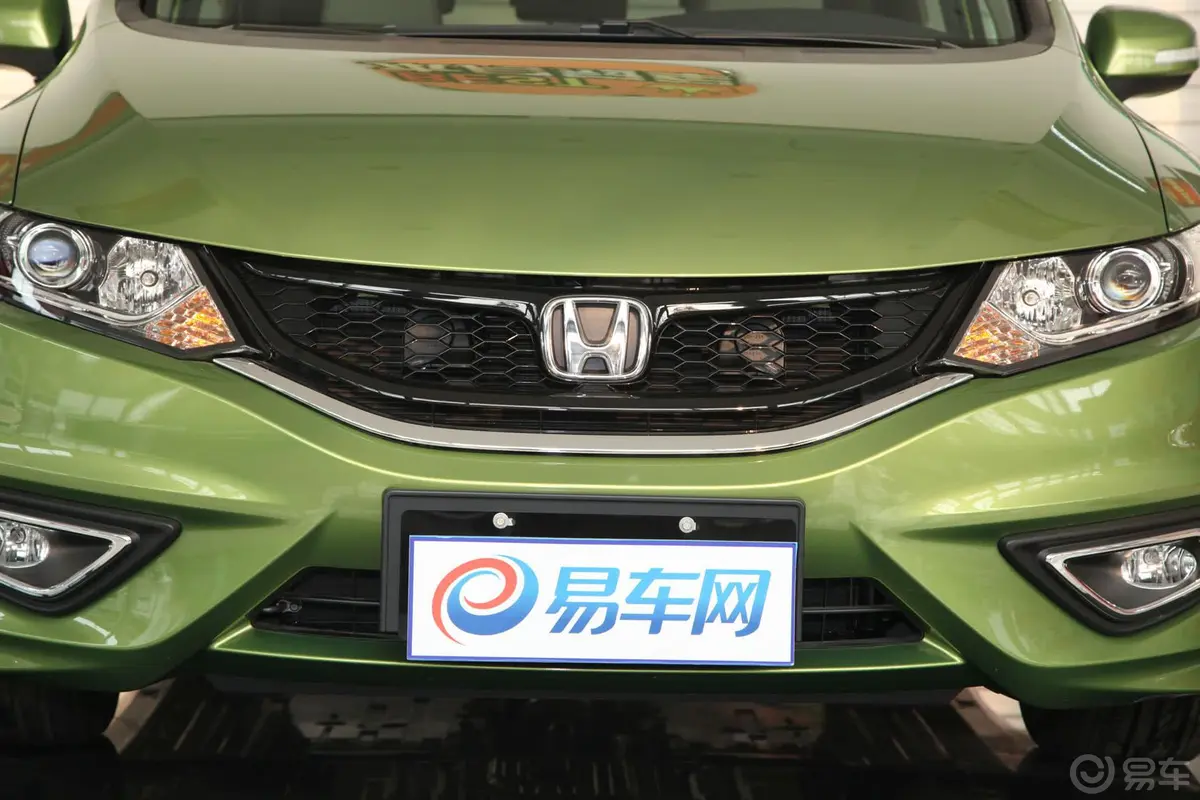 杰德1.8L 5AT 舒适型（五座）前格栅侧俯拍