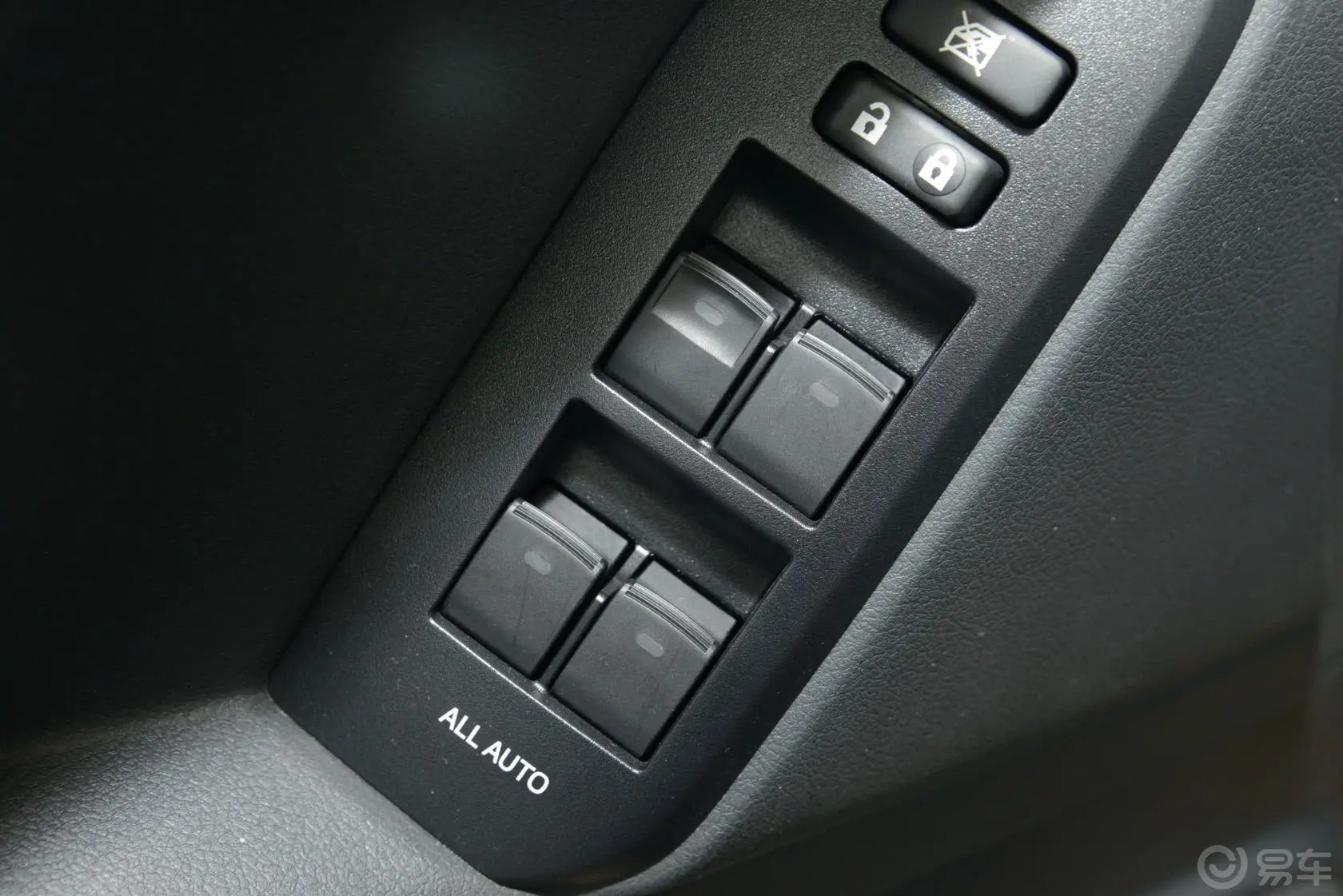 普拉多4.0L V6 TX-L车窗升降键