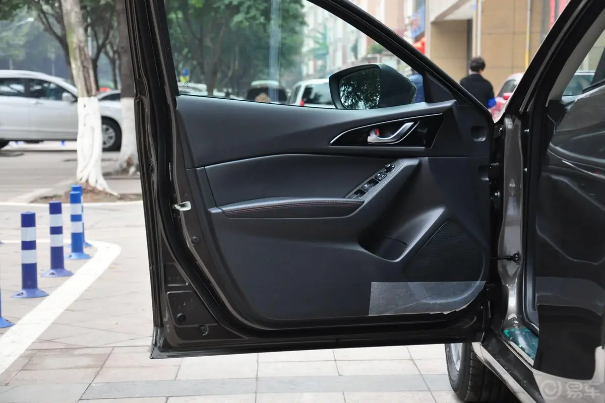 马自达3 昂克赛拉三厢 1.5L 自动 尊贵型驾驶员侧车门内门板