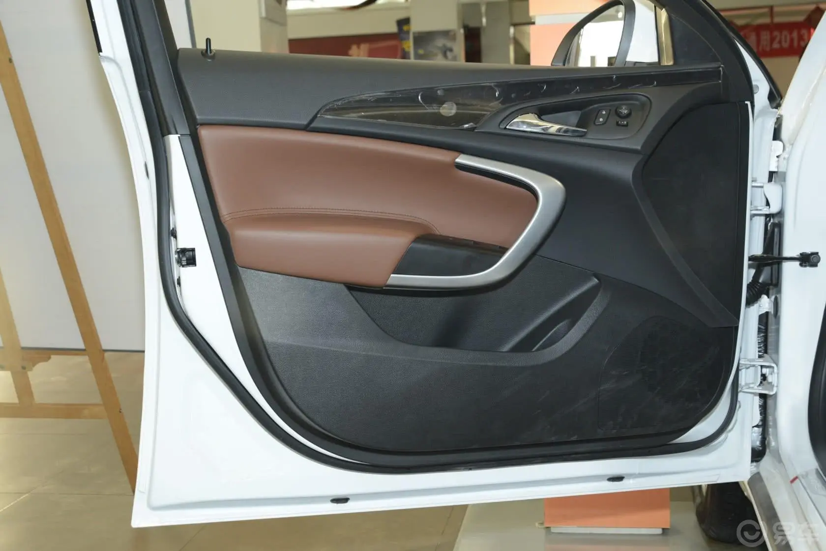 君威GS 2.0T 自动 豪情运动版驾驶员侧车门内门板