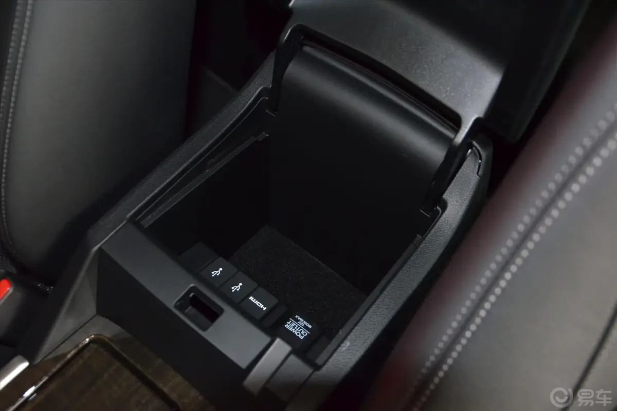 雅阁2.4L LX 舒适版前排中央扶手箱空间