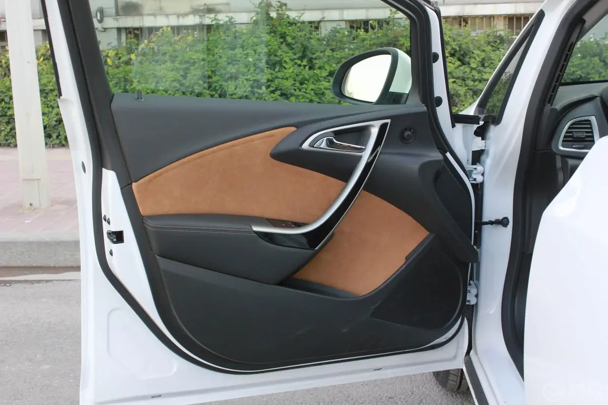 英朗XT 1.6L 自动 时尚型 Alcantara版驾驶员侧车门内门板