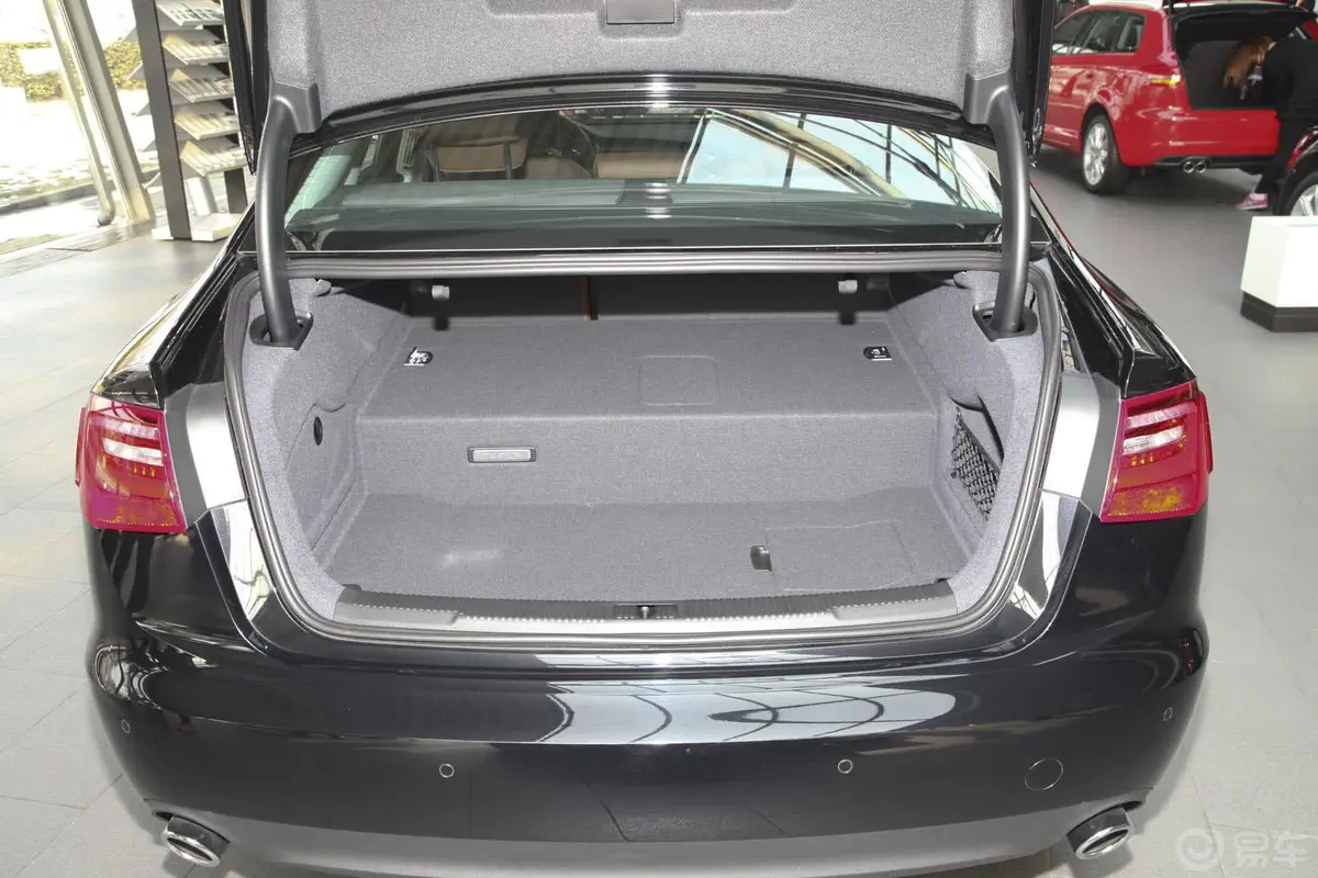奥迪A640 hybrid行李箱空间