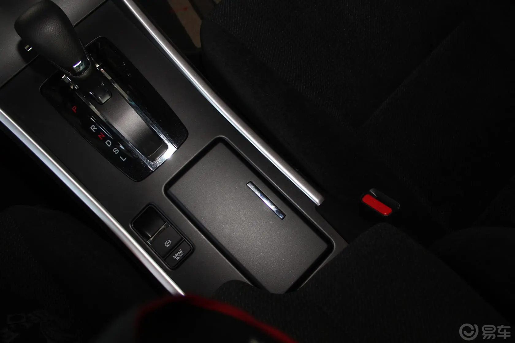 雅阁2.0L LX 舒适版前排中央扶手箱