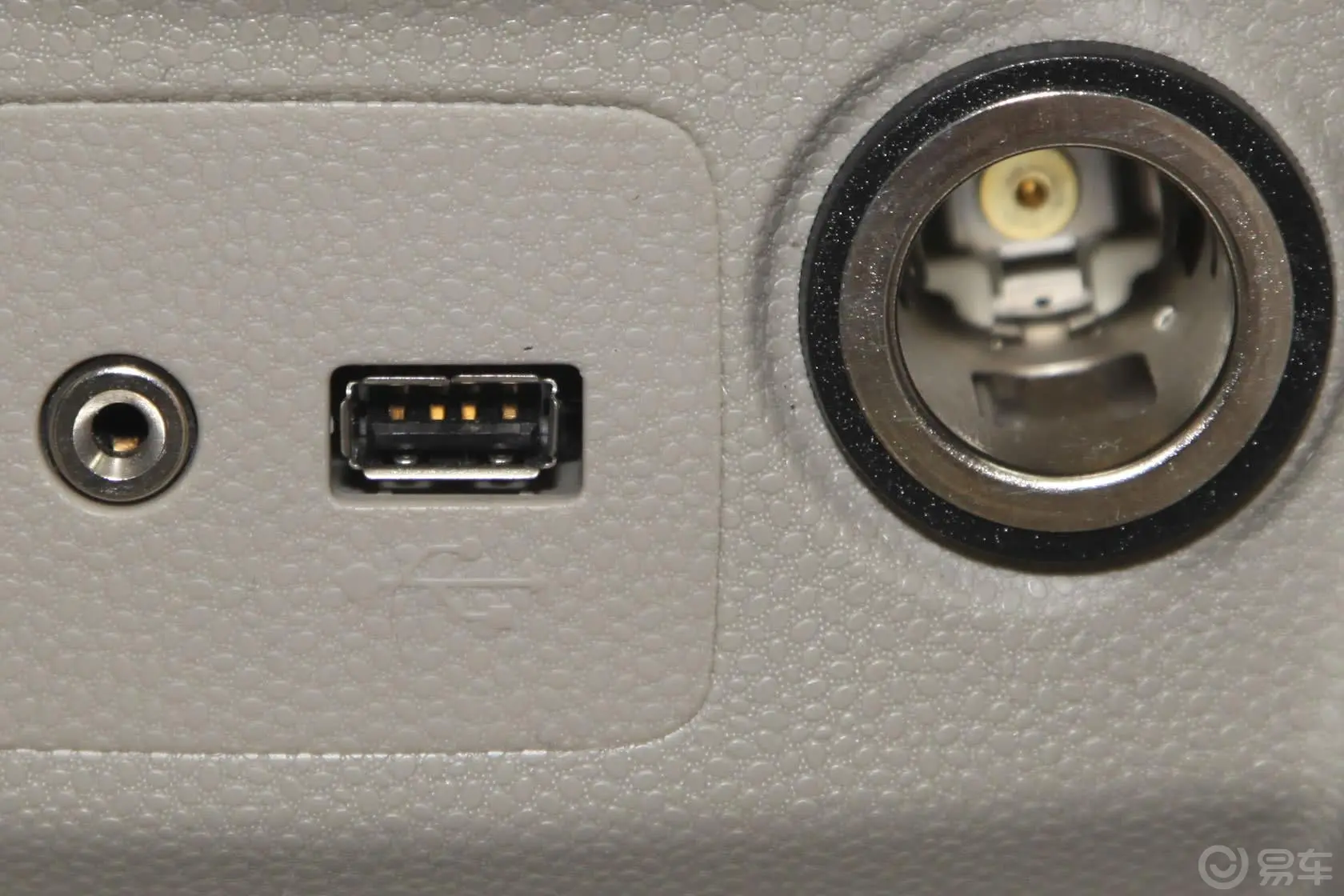 嘉年华三厢 1.5L 自动 品尚型USB接口