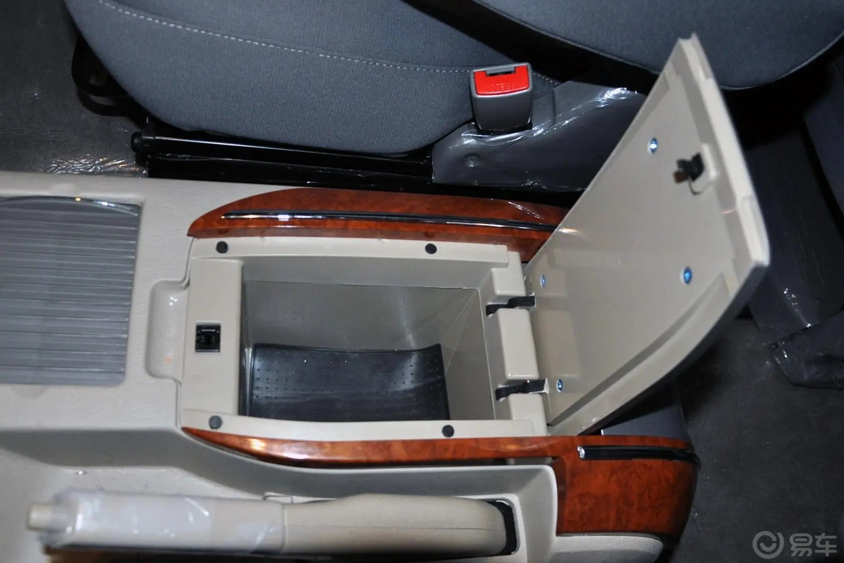 风景G5财富快车 2.0L 手动 舒适版 汽油 长轴前排中央扶手箱空间