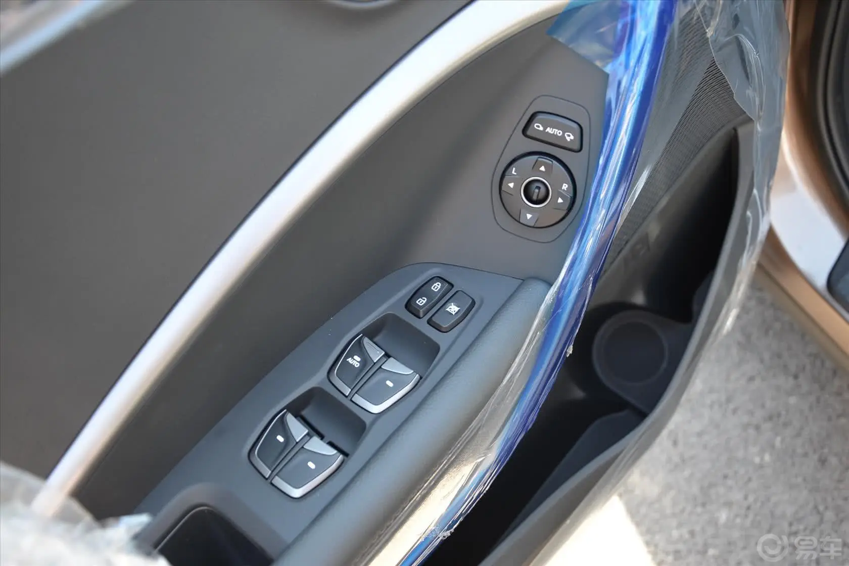 胜达改款 2.0T DLX 四驱 自动 尊贵型车窗升降键